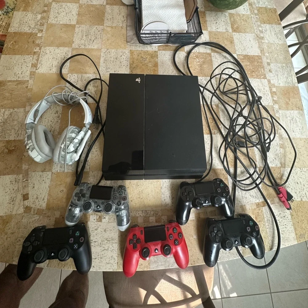 Sony PlayStation 4 Console Bundle - Read Description - 5 Controllers + Games HP
